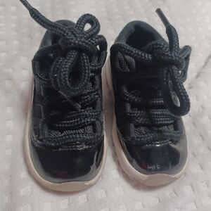 Jordan Kids Sneakers in Black and White Size 5 C